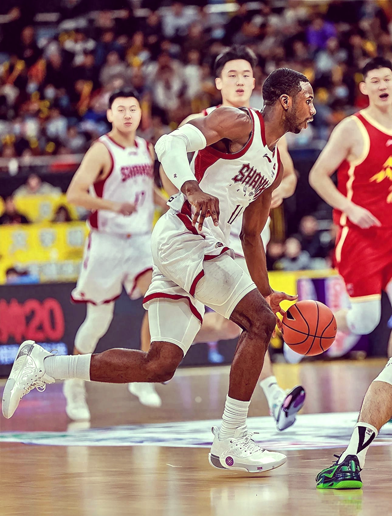 爱游戏-广州队发布备战花絮；赛后临场应变；NBA总决赛任务艰巨；训练强度明显提升的简单介绍